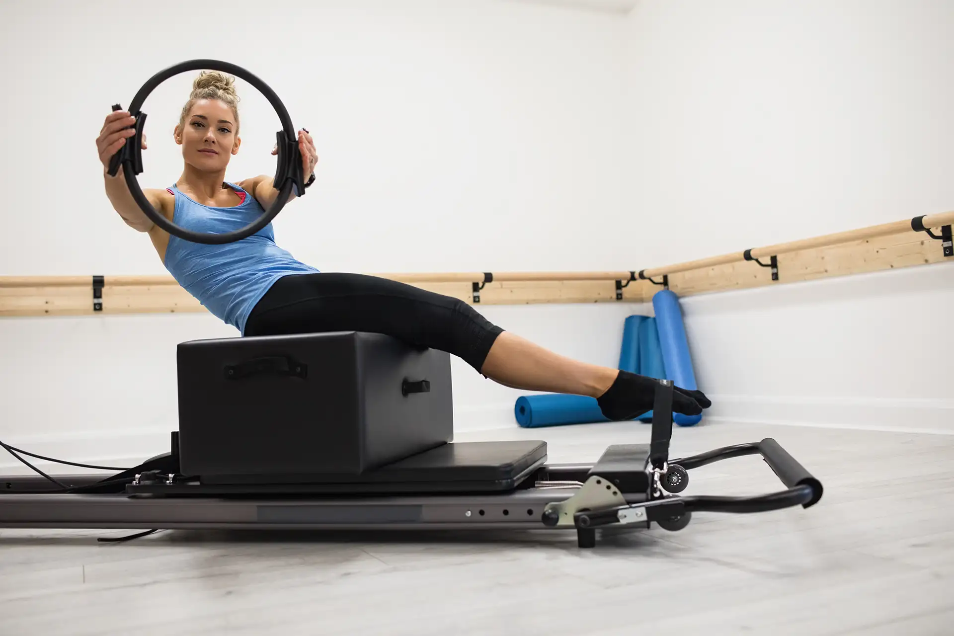 Ragazza esercizi pilates con anello palestra